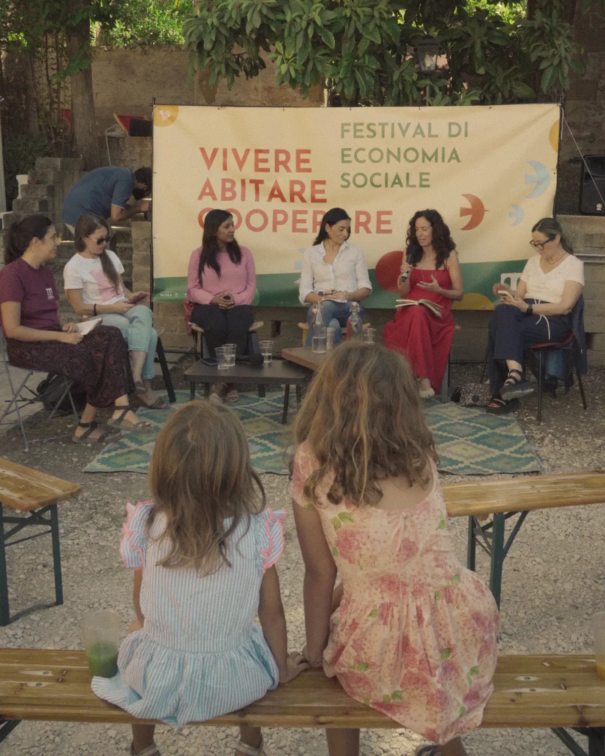 Due bambine assistono a un incontro del Festival 2026