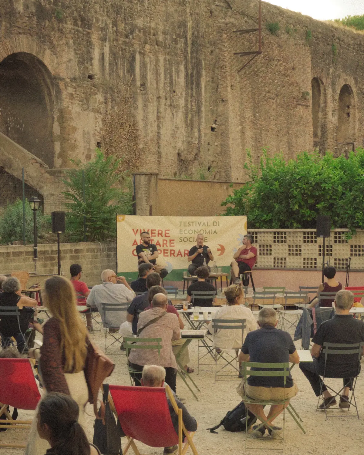 Il pubblico segue un incontro diurno del Festival 2026