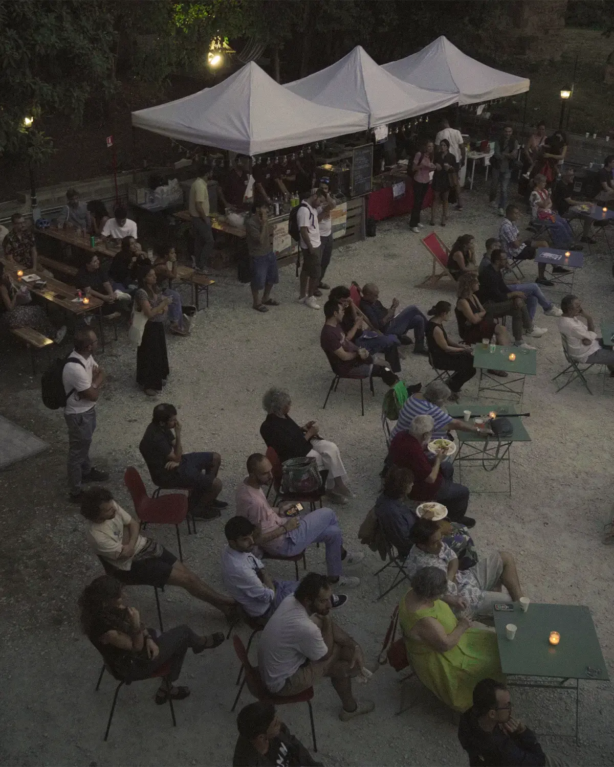 Il pubblico nello spazio di NUORO7 durante una serata del Festival 2026